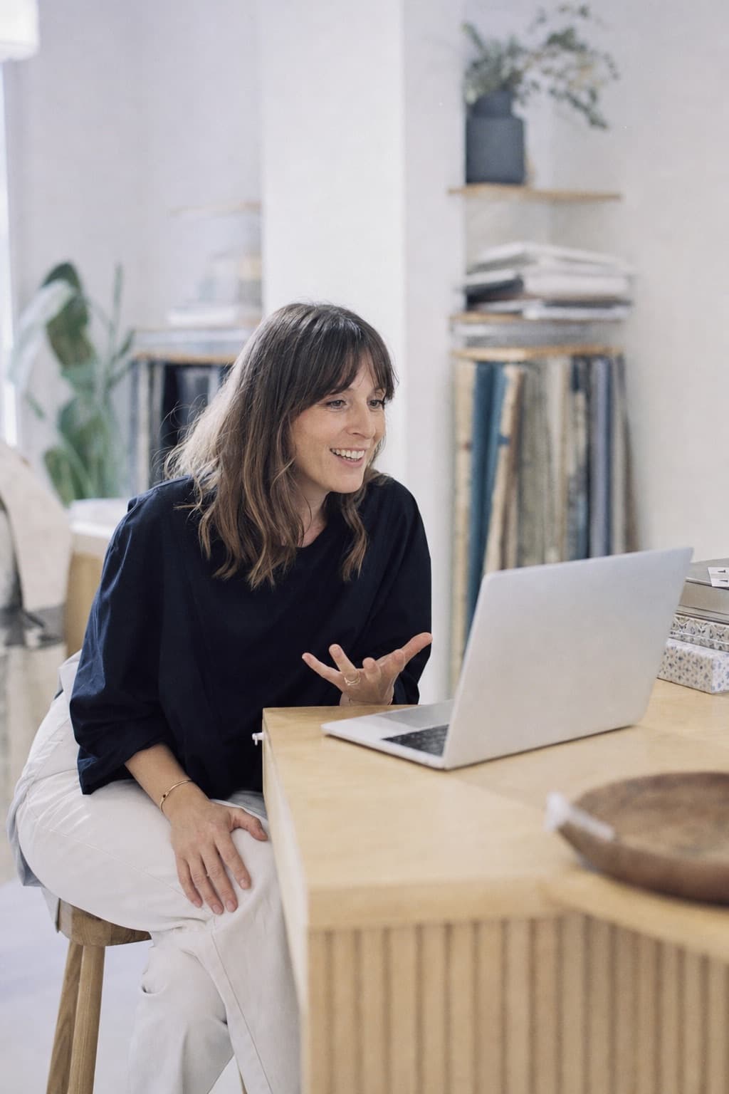A shop manager answers the agent's questions out loud, at her computer